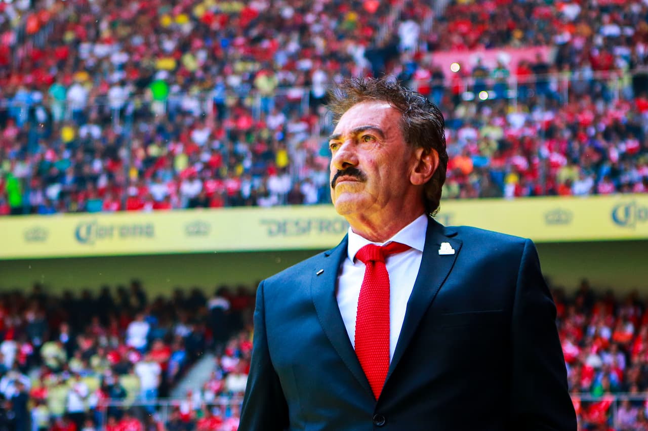 Ricardo LaVolpe, técnico del Toluca, suma tres victorias, dos empates y una derrota con su equipo, que sigue en la pelea por entrar a la Fiesta Grande.