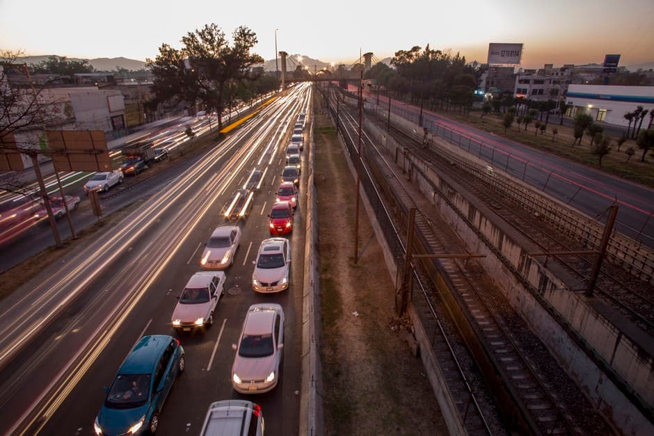 Gente viajando al trabajo por el transporte público de Ciudad de México.
