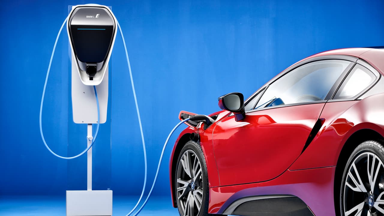 La estación de carga residencial carga la batería en forma completa en 4.5 horas