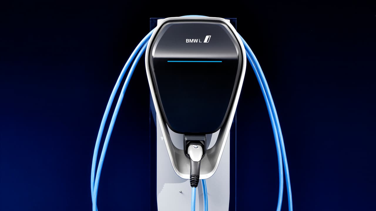 Junto con esta novedad, el fabricante germano presentó una estación de carga residencial, diseñada para entregar energía a la batería del EV en forma dinámica y eficiente sin salir de casa