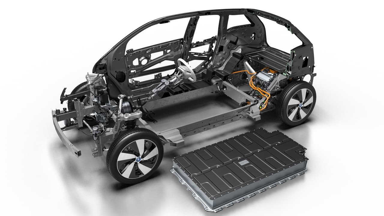 La batería del actualizado BMW i3 tiene el mismo tamaño en relación al pack original, aunque aumenta un 50% su capacidad. La actual es de 94Ah con 29kWh aprovechables, mientras que la anterior era de 60Ah con 18kWh aprovechables