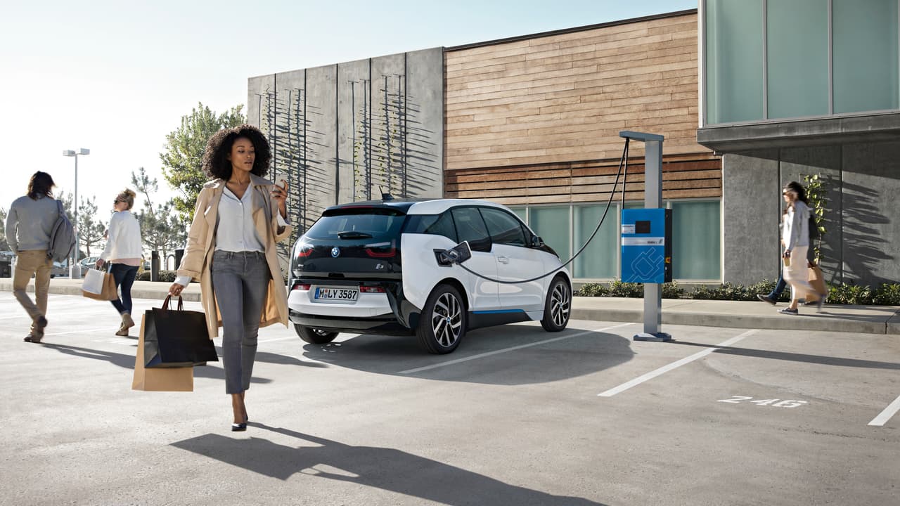 Para alcanzar el incremento en autonomía, BMW i3 2017 llega con una nueva batería de ión litio de 33kWh