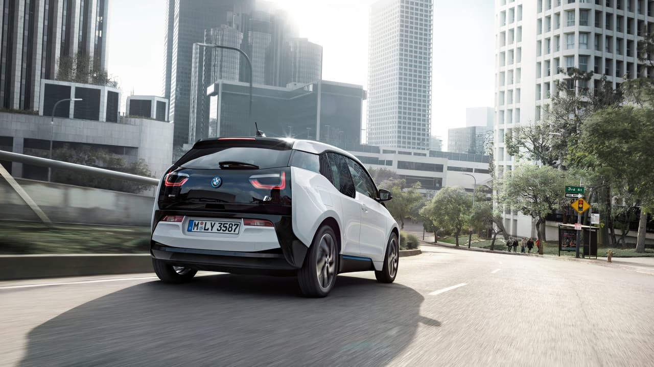 El incremento es significativo, teniendo en cuenta que el i3 original ofrecía una autonomía de 81 millas, contando con una batería de 22kWh.