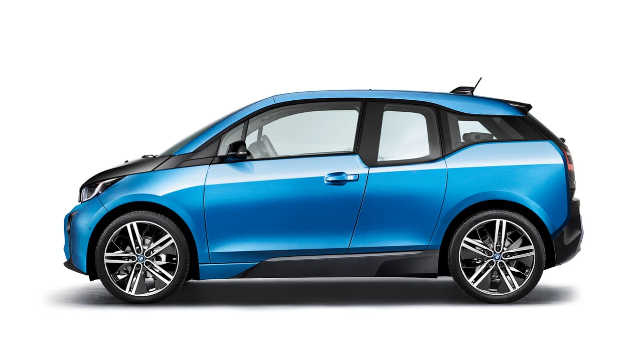 Además, el fabricante ofrece la versión del i3 denominada Range Extender que, como dice su nombre, cuenta con un extensor de autonomía, un motor compacto de 2 cilindros a gasolina (con un depósito de 9 litros) que aumenta la autonomía del vehículo y ayuda a recargar el pack energético