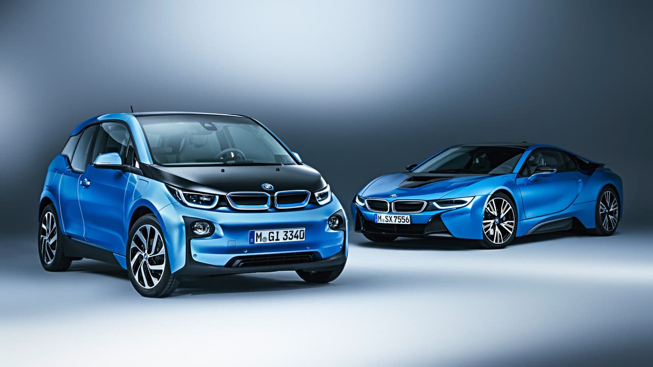 Además de variantes del gris, el BMW i3 2017 se ofrecerá también en una tonalidad azul metálica para la carrocería, antes sólo disponible en el BMW i8 (derecha) que se comercializa en Estados Unidos