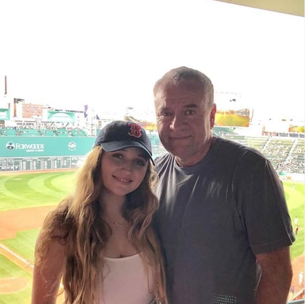 "Está muy contenta estudiando música y 
<b><a href="https://www.revistaclase.mx/gente-con-clase/fernanda-castro-hija-de-angelica-rivera-y-jose-alberto-castro-debuta-como-cantante" target="_blank">preparó un tema</a></b> por pedido mío. Lo hizo muy bien y espero continuemos trabajando para futuros proyectos, por ahora solo será este tema. Soy un padre muy orgulloso de mis hijas", dijo el productor a la revista Clase.