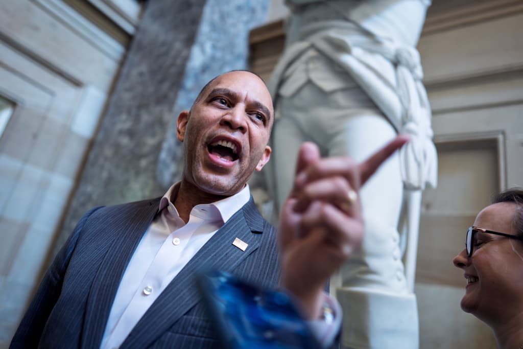 El líder de la minoría en la Cámara de Representantes, Hakeem Jeffries, demócrata por Nueva York, rebate la pregunta de un reportero mientras entra a su oficina en el día 24 del cierre del gobierno, en el Capitolio en Washington, el viernes 24 de octubre de 2025.