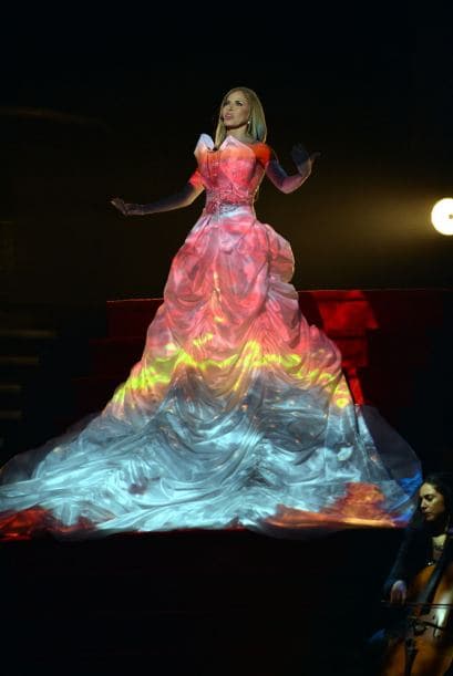 Posteriormente el "fuego" comenzó a consumir el impresionante vestido.