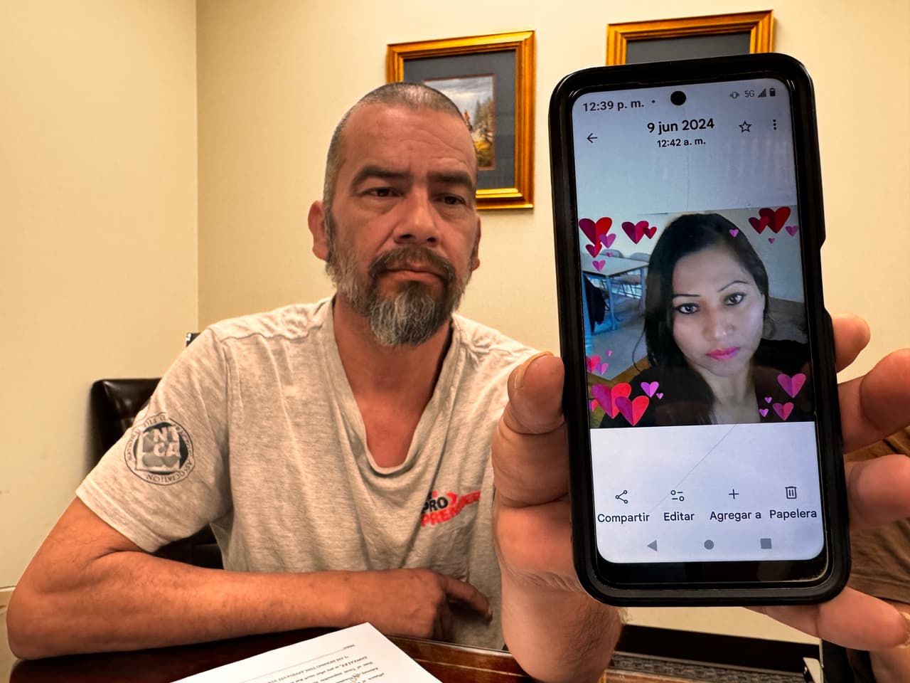 Tuvo un episodio de esquizofrenia, su familia pidió ayuda a la policía, pero la entregó a ICE y la deportó