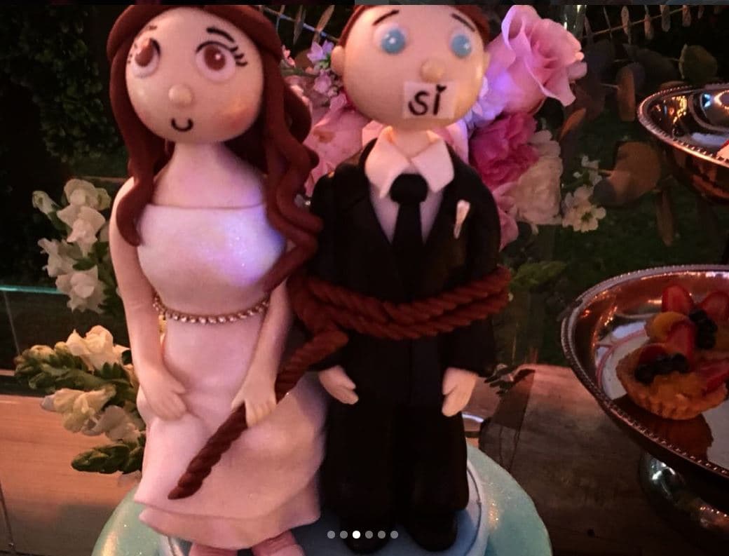 El detalle creativo fueron los divertidos novios del pastel, donde la representación de Rodrigo se mostraba atado y silenciado con un parche que decía: “sí”.