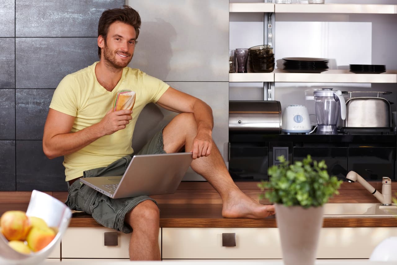 Peligros que debes evitar: Las caídas o accidentes domésticos por falta de precaución. Dejar cuchillos y objetos peligrosos al alcance de niños pequeños o no tomar las medidas adecuadas cuando estás en la cocina a fin de evitar quemaduras o caídas.