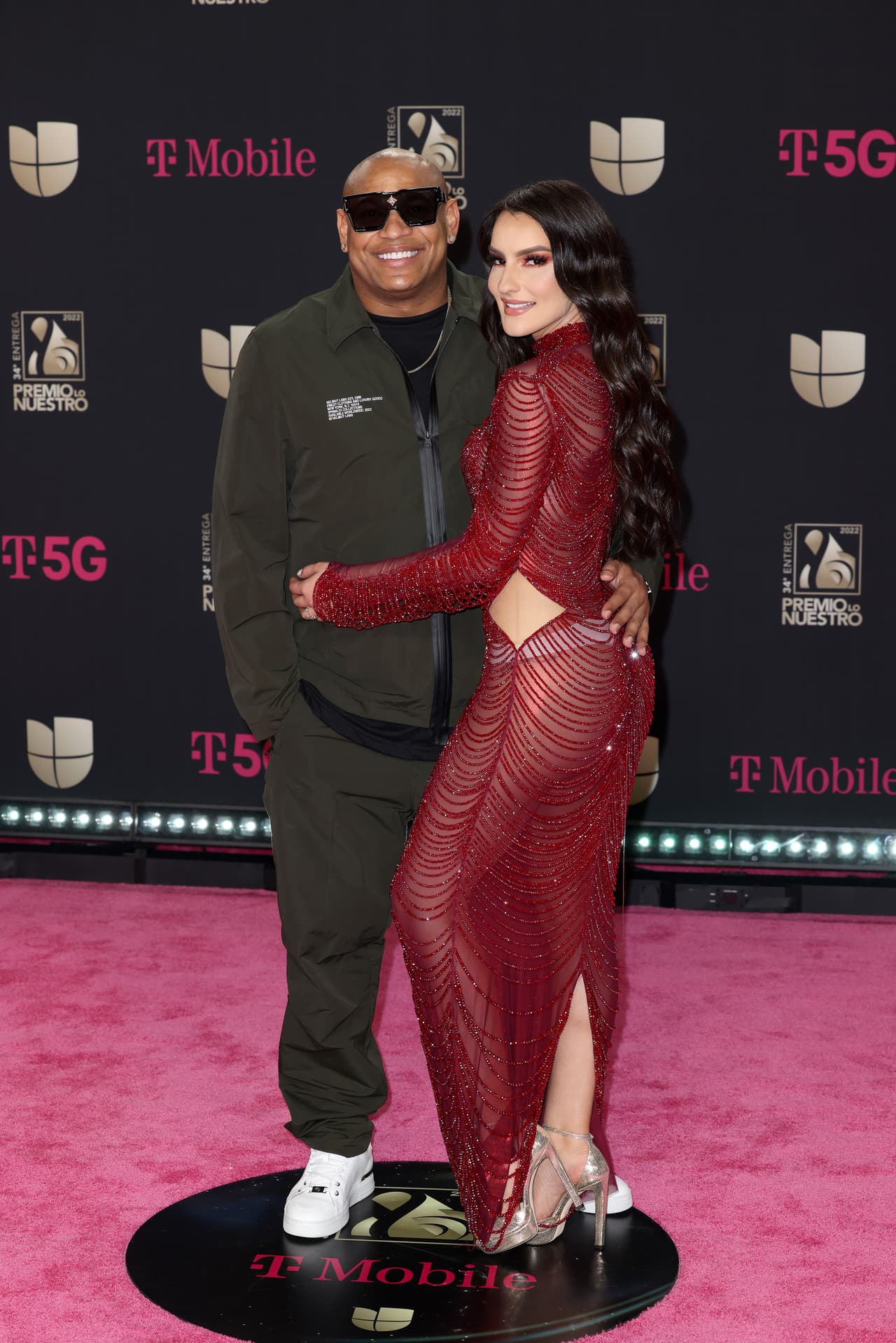 <b>Alexander Delgado y Mily Alemán </b>
<br>El reggaetonero y su esposa, Mily, conquistaron la alfombra de la ceremonia con una gran sonrisa y un look único.