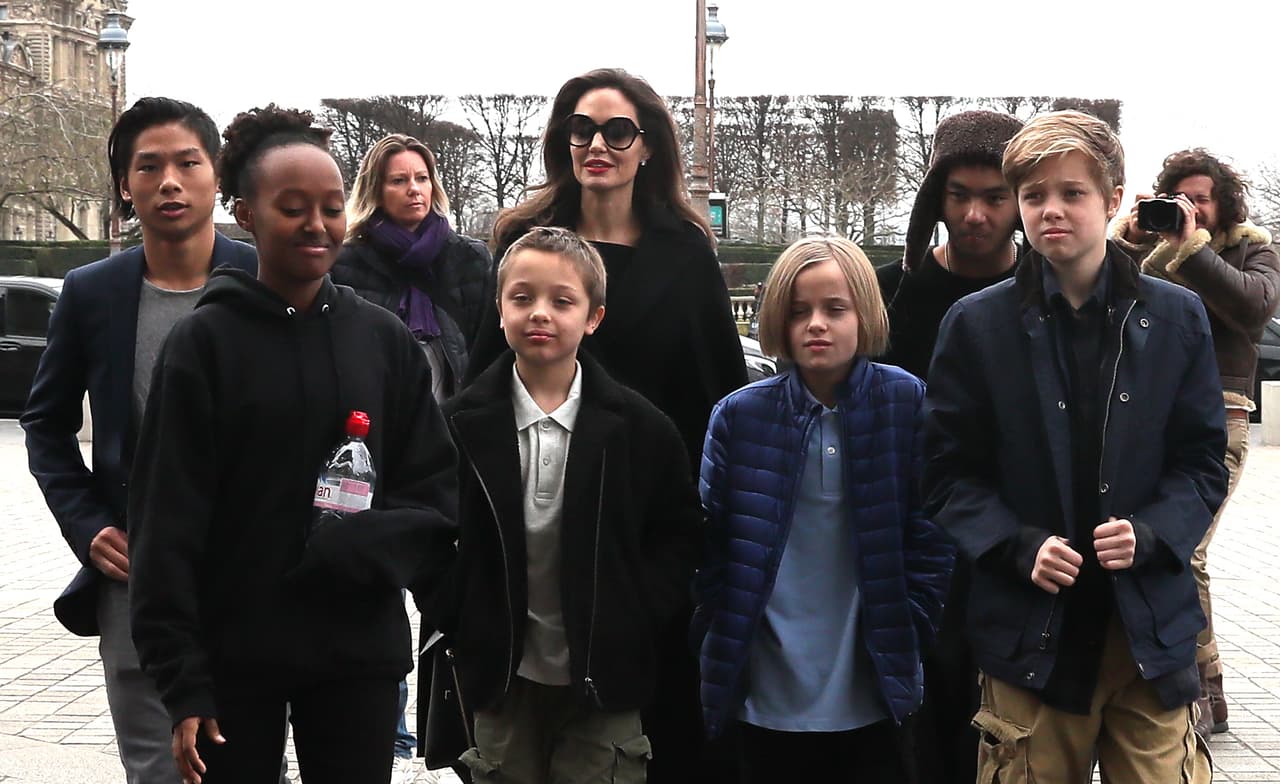 "Están descifrando cómo funcionaría (la custodia), pero ella (Angelina) 
<b><a href="https://pagesix.com/2018/05/23/angelina-jolie-is-livid-she-cant-travel-with-her-kids-amid-custody-battle/">no está feliz</a></b>", afirmó una fuente a The New York Post.