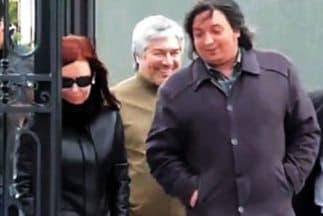 Cristina Kirchner, su hijo Máximo, y Lázaro Báez detrás, salen del mausoleo donde descansan los restos del expresidente argentino.