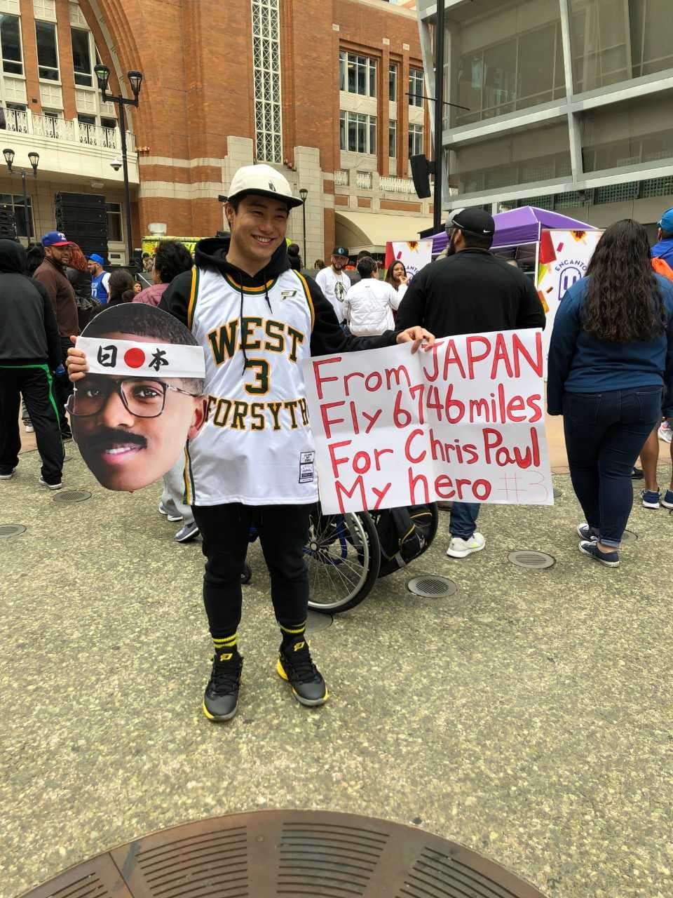 Un fanático oriental expresó su sentir sobre el jugador Chris Paul, cuyo equipo de los Rockets se estaría enfrentando al de los Mavericks de Dallas luego de la actividad.