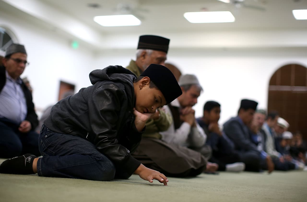 Un niño musulmán en una mezquita en diciembre 3, 2015 en Chino, California.