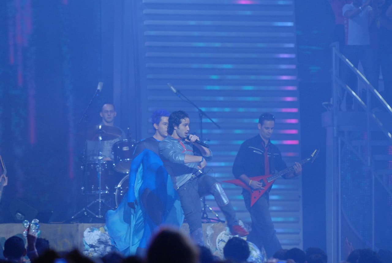 Minutos después del dramático arranque, los integrantes aparecieron en el escenario de Premios Juventud para dar inicio al show.