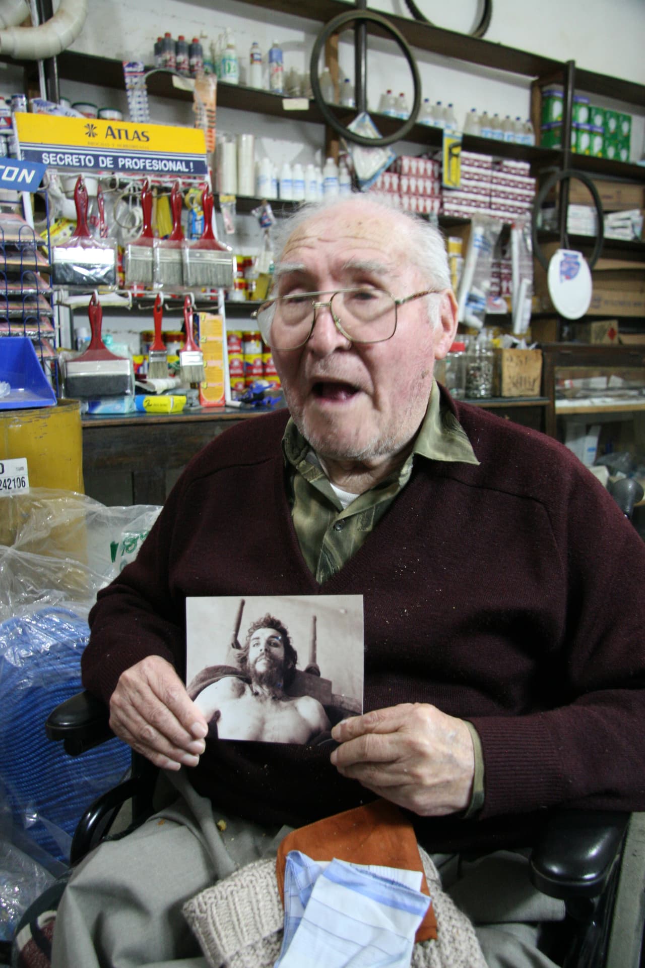 René Cadima, fotógrafo de Vallegrande, con una de las imágenes que le hizo al Che Guevara después de que lo ajusticiaran.