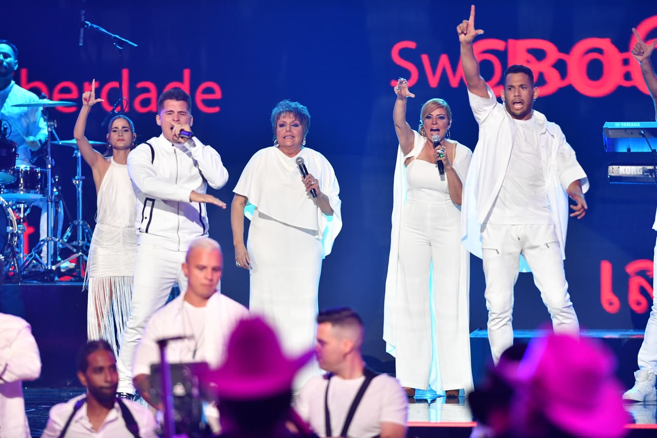 Asimismo, se les unieron
<b>Malena Burke, Lena Burke, Yailenys Pérez y Joncien</b>, quienes cantaron una tema con el cual buscaron crear conciencia sobre la crisis que vive el pueblo cubano.