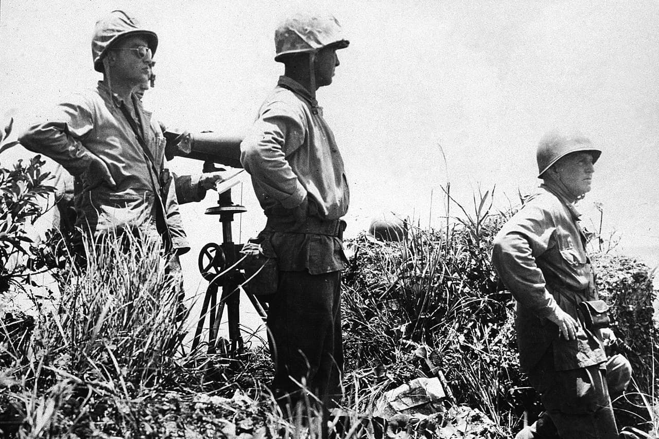 Esta es la última fotografía del teniente general del ejército Simon B. Buckner Jr. (derecha), antes de morir el 18 de junio de 1945. Fue el estadounidense de mayor rango que perdió la vida en en acción en la Segunda Guerra Mundial.
<br>