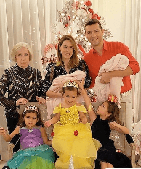 Por su parte, la protagonista de 'Las tontas no van al cielo' paso un año nuevo en familia, además de presumir su felicidad con sus mellizas recien nacidas; Paula y Emilia.