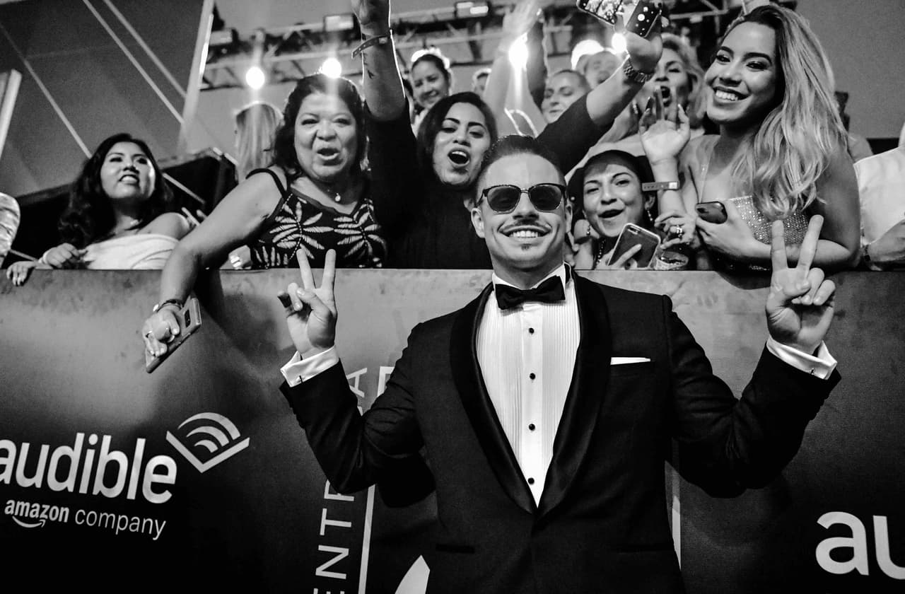 Casper Smart, quien cautivó recientemente a la audiencia como juez de Mira Quién Baila All Stars
<b> llegó muy risueño</b> a la pasada alfombra de 
<a href="https://www.univision.com/shows/premio-lo-nuestro">Premio Lo Nuestro.</a>