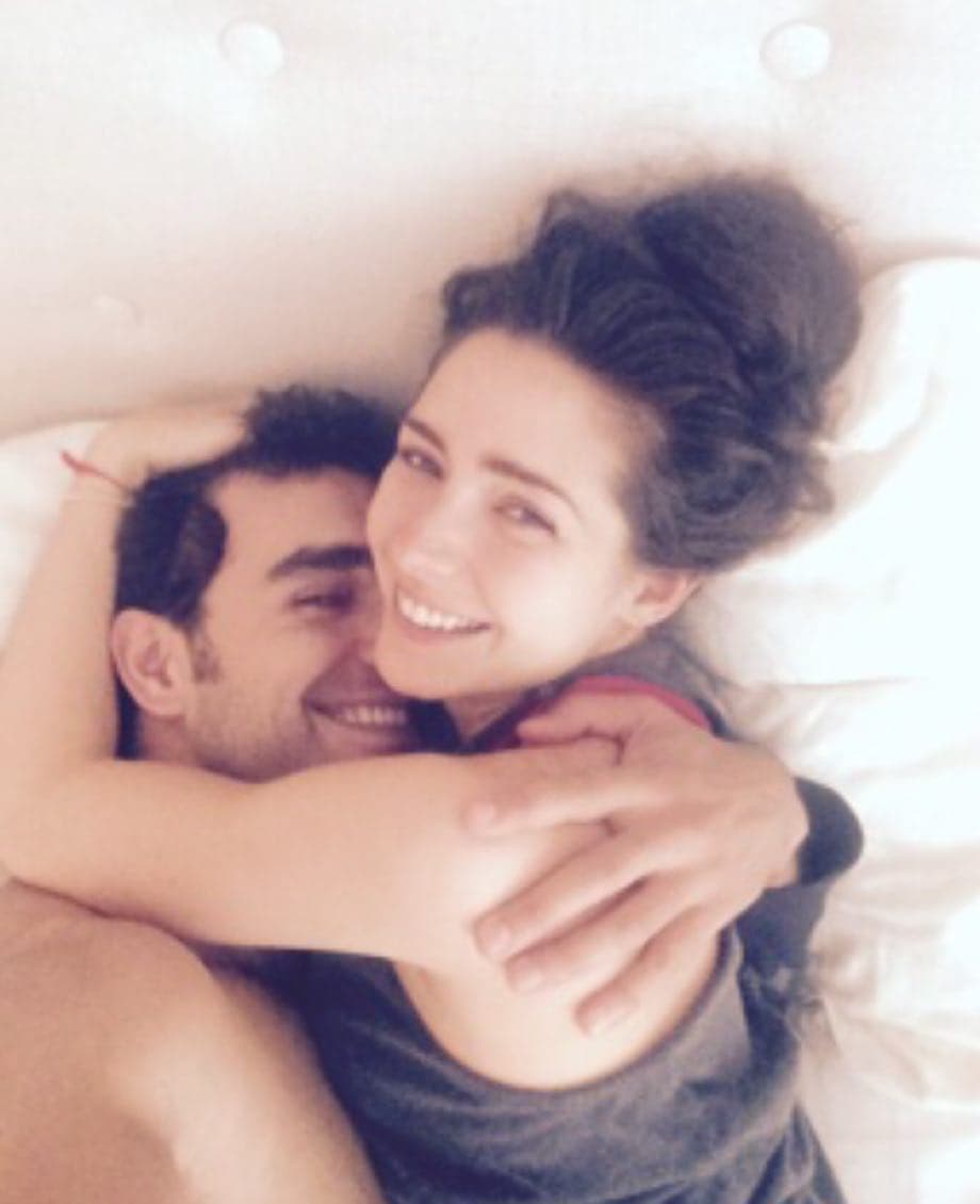 <b><a href="http://www.univision.com/temas/marcus-ornellas">Marcus Ornellas</a></b> y
<b><a href="http://www.univision.com/temas/ariadne-diaz">Ariadne Díaz</a></b> se van a descansar felices y muy enamorados, dejándonos ver que ella duerme con una blusa cómoda y el pelo ligeramente recogido, mientras que él prefiere dormir sin playera.