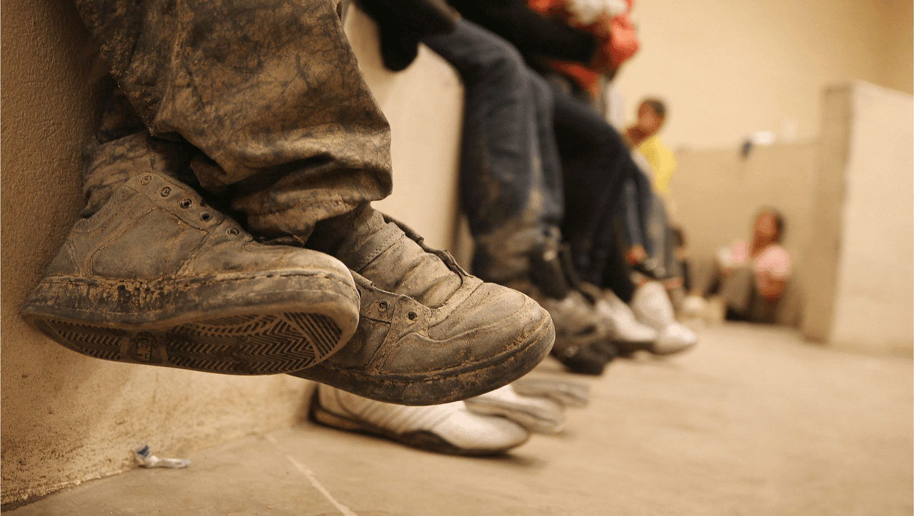 Tres adolescentes indocumentados escapan del refugio para inmigrantes en el coliseo Freeman en San Antonio