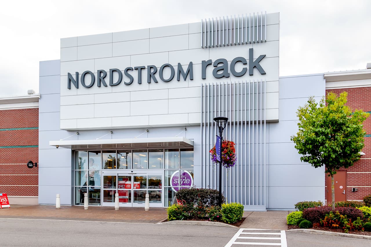 <b>Nordstrom | </b>El horario del viernes puede variar en cada tienda de la cadena. La compañía pide a los clientes que busquen el
<a href="https://www.nordstrom.com/stores"><u>horario de días festivos</u></a> en su portal.
