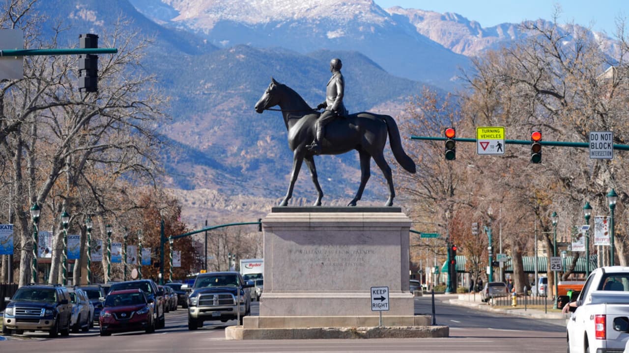 <b>Colorado Springs, Colorado.</b> Esta ciudad combina una naturaleza colorida con una historia accidentada y un botín metropolitano. 
<b>Posee florecientes suburbios en el norte y el este; y un bullicioso centro</b>.