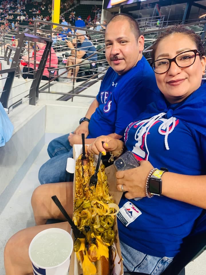 Blanca Jasso compartió la foto se su hermana con su cuñado celebrando en el juego de los Texas Rangers.
<br>