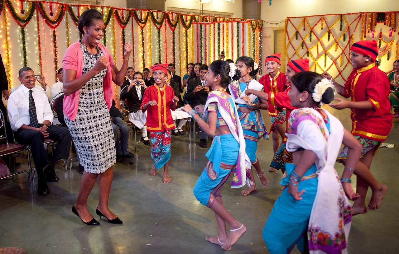 En Mumbai Michelle baila con las alumnas de una escuela. la espontaneidad y su implicación con las chicas que estudian son bien conocidas. También su cárdigan y sus zapatos de salón.