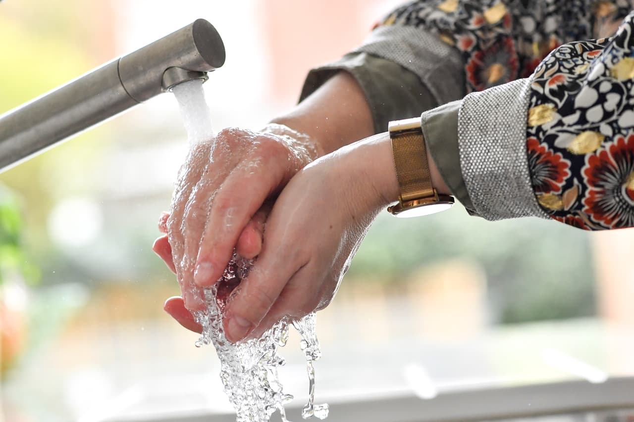 Después de estar en contacto con los empleados o con otros clientes, lavarse y desinfectarse las manos.
<br>