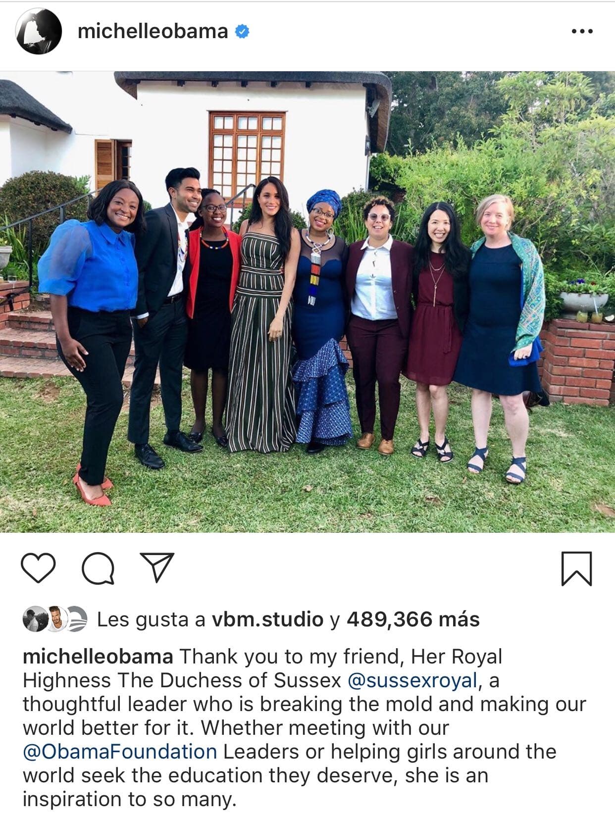 "Gracias a mi amiga, su alteza real la duquesa de Sussex, una líder reflexiva que 
<b><a href="https://www.univision.com/famosos/orgullosa-de-ser-madre-esposa-y-mujer-de-color-meghan-markle-inicia-gira-por-africa-en-compania-de-harry-y-archie-video" target="_blank">está rompiendo el molde</a></b> y haciendo que nuestro mundo sea mejor", escribió en esta foto de Meghan con integrantes de la fundación.