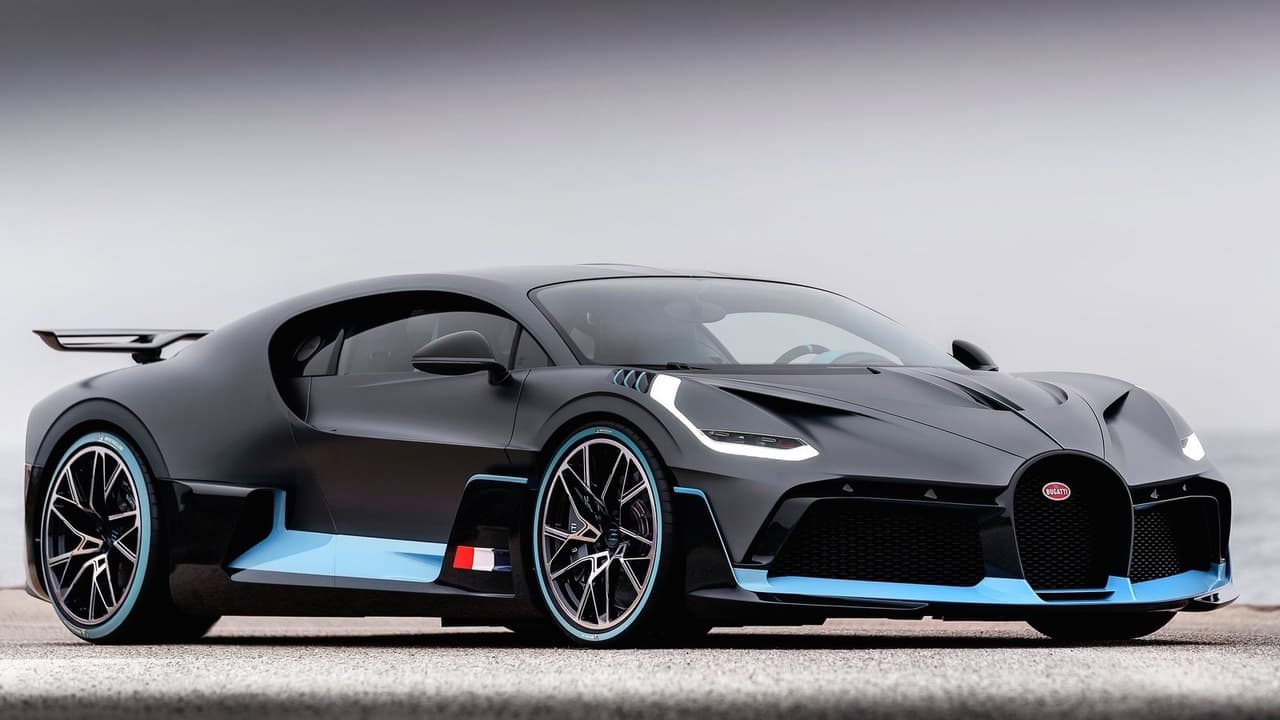El Bugatti Divo es 77 libras más liviano que el Chiron, gracias a un número de modificaciones de que incluyen ruedas de bajo peso y el uso generoso de la fibra de carbono. La prueba del exito de este esfuerzo reside en el hecho de que el Divo recorre la pista de pruebas Nardò en Italia, 
<b>8 segundos más rápido</b> que el Chiron.