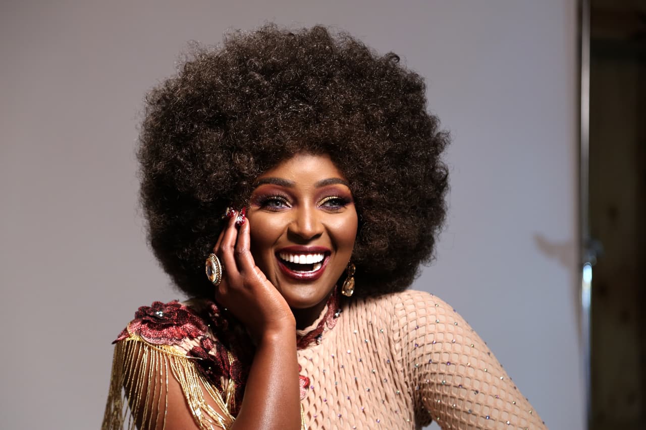 Amara tendrá a su cargo la realización de anuncios importantes, llevará invitados especiales y presentará muchas sorpresas cada semana.