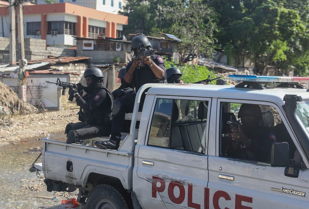 Policías patrullan calles de Puerto Príncipe en medio de un ataque de pandillas a varios lugares, entre ellos el aeropuerto de la capital (AP Photo/Odelyn Joseph)