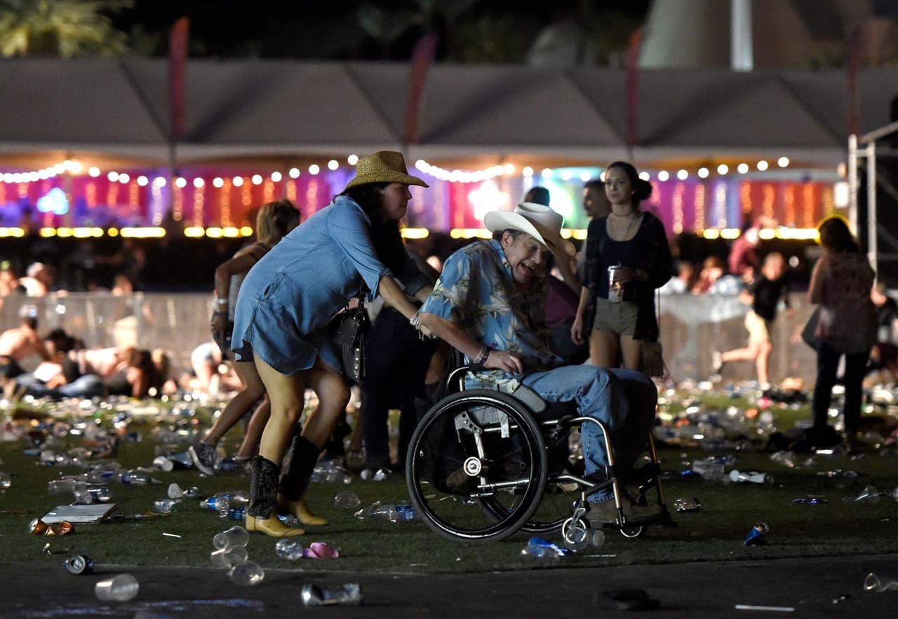 <b>Masacre en Las Vegas.</b> El fotógrafo estadounidense David Becker tomo para Getty Images esta fotografía del tiroteo donde 58 personas fueron asesinadas y más de 500 resultaron heridas durante un concierto en Las Vegas, Nevada, en octubre de 2017.
<a href="https://www.univision.com/noticias/tiroteos/en-fotos-multiples-muertos-y-heridos-en-un-tiroteo-masivo-cerca-de-un-casino-en-las-vegas-fotos"> La imagen también fue publicada por Univision Noticias en la cobertura de ese suceso.</a>