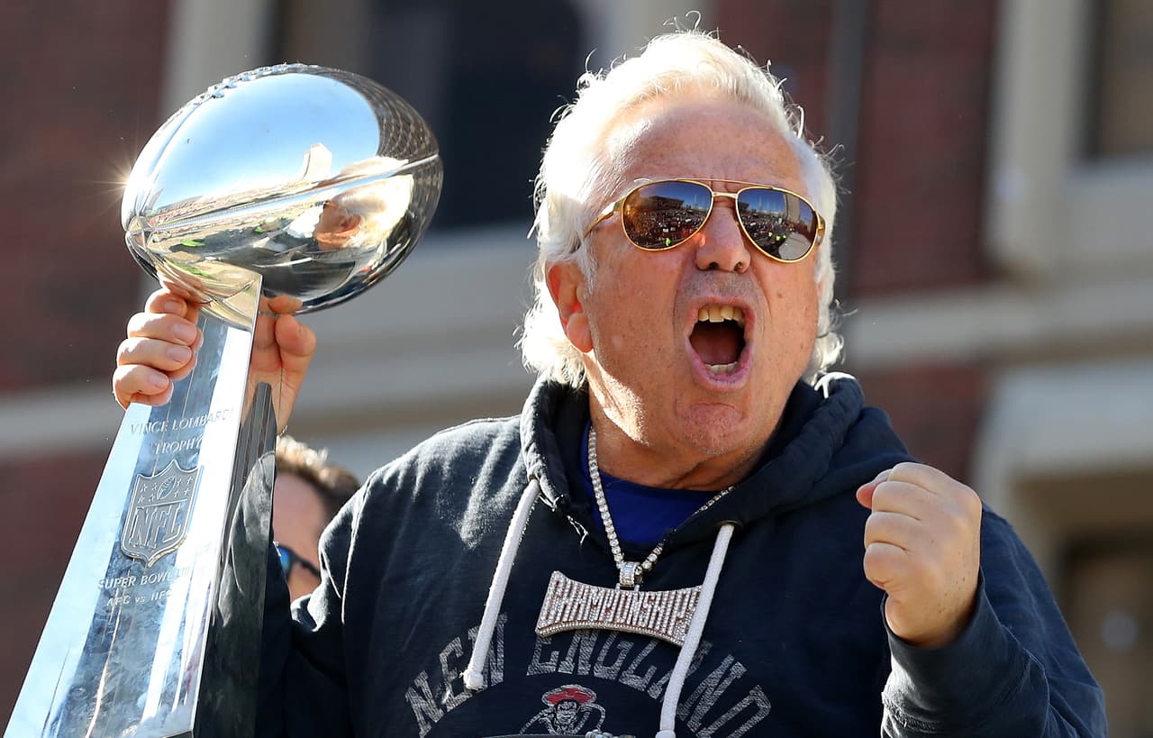 Robert Kraft celebrando el sexto campeonato de los Patriots.
