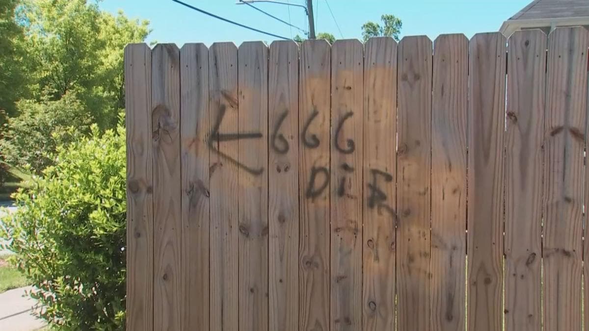 Los símbolos aparecieron en Lakewood Heights.