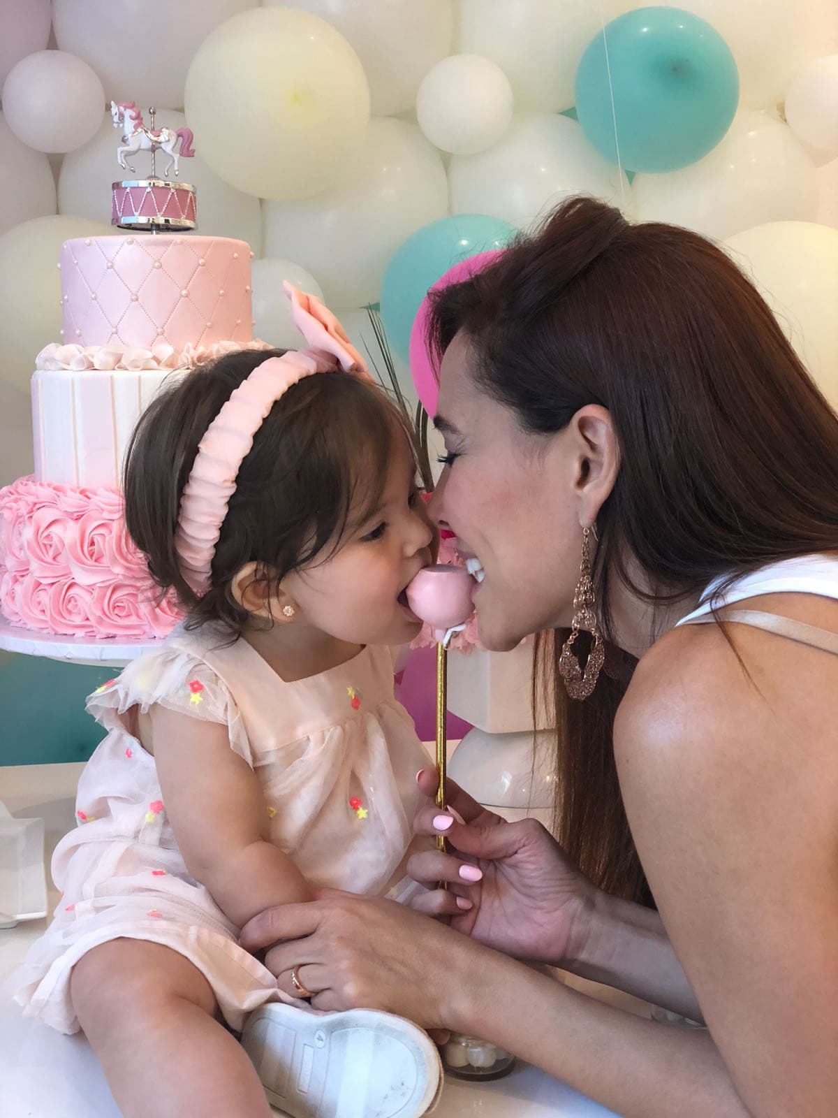 Vela, una orgullosa y feliz mamá, que celebró el primer cumpleaños de su hija, de la manera más especial.