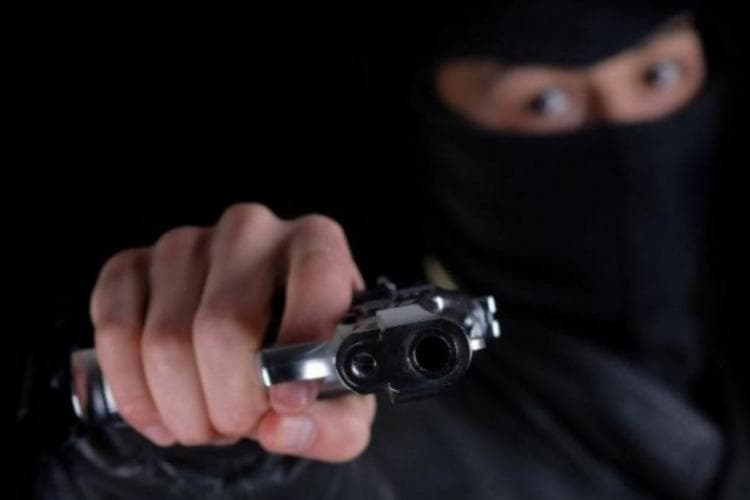 González indicó que el conductor del sedán se molestó cuando la mujer frenó de forma imprudente frente a él y comenzó a dispárale.