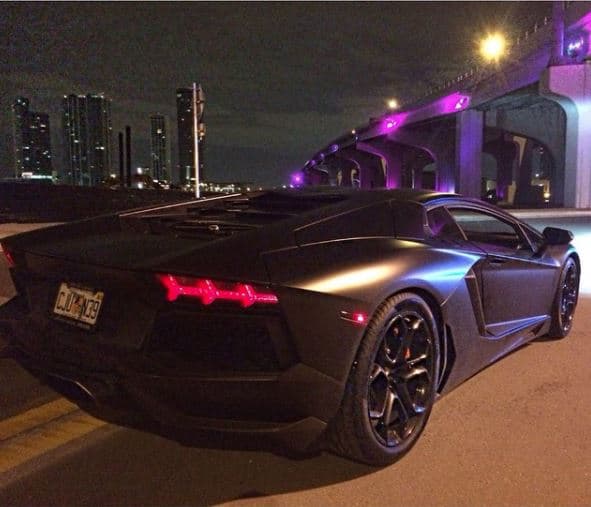 <b>William Levy</b>
<br>También es fanático del 
<b><a href="http://www.univision.com/noticias/lamborghini/lamborghini-aventador-lp720-4-50-aniversario-fotos">Lamborghini Aventador</a></b>, el cual compró en 2014 en color negro mate.