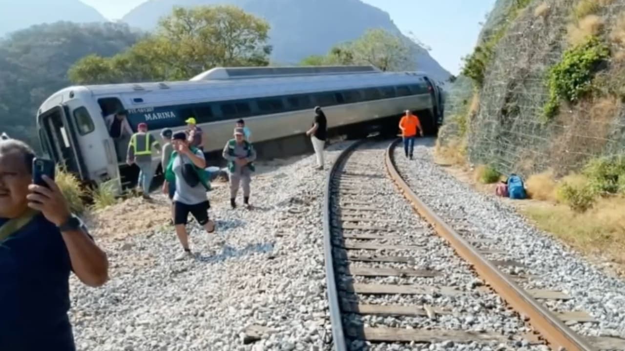 Al menos 13 muertos y más de 90 heridos tras descarrilamiento de tren interoceánico en México