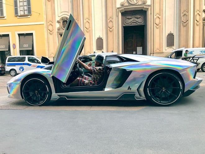 Pierre-Emerick Aubameyang disfruta del lujo de la vida y en esto ha gastado su dinero: innumerables autos exóticos, relojes muy costosos y una mansión multimillonaria.