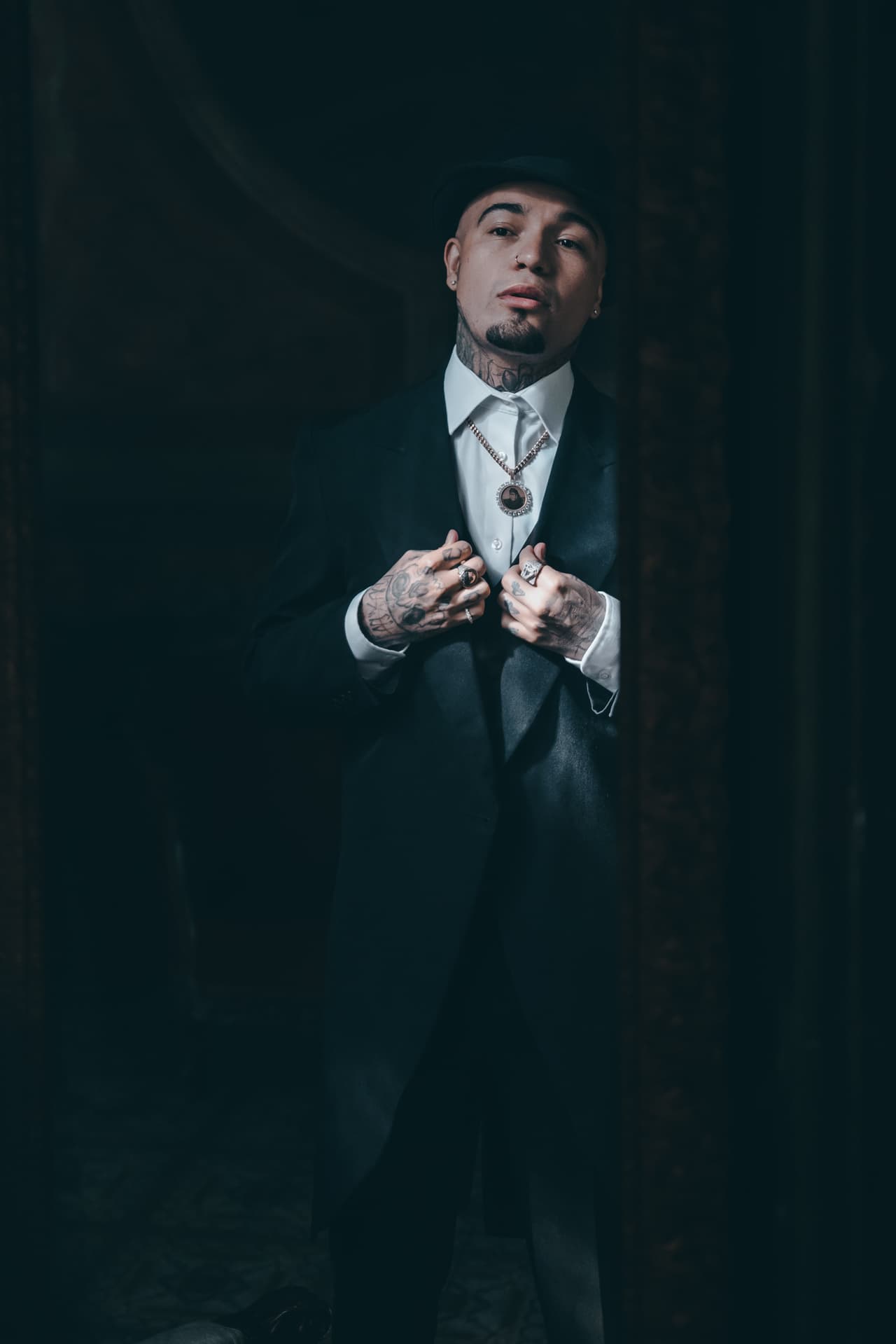 En colaboración con 
<b>Gera MX</b>, el prometido de Belinda está nominado en esta categoría con el tema 'Botella Tras Botella', el cual ha tenido un éxito rotundo desde su lanzamiento y el que reúne ya un poco más de 254 millones de reproducciones en YouTube.