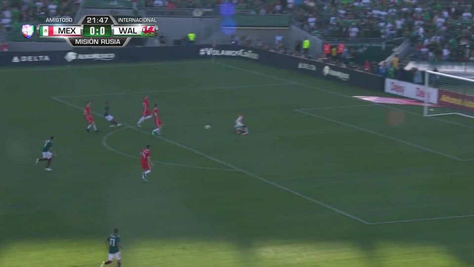 Ben Davies despeja el balón y aleja el peligro