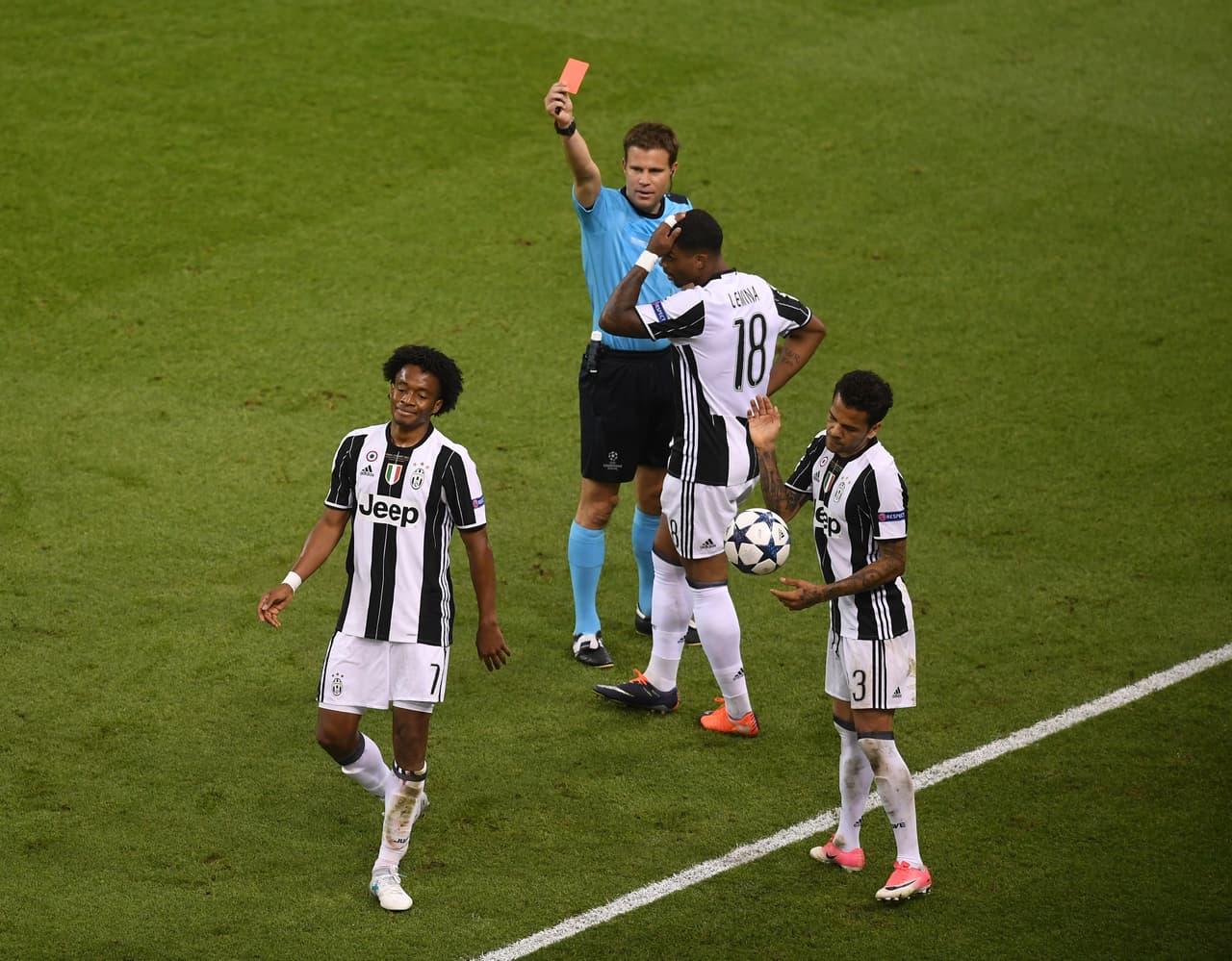 1: Felix Brych de Alemania. Su buen rendimiento durante los torneos europeos y en la Champions League lo llevaron a ser árbitro de la final del torneo.