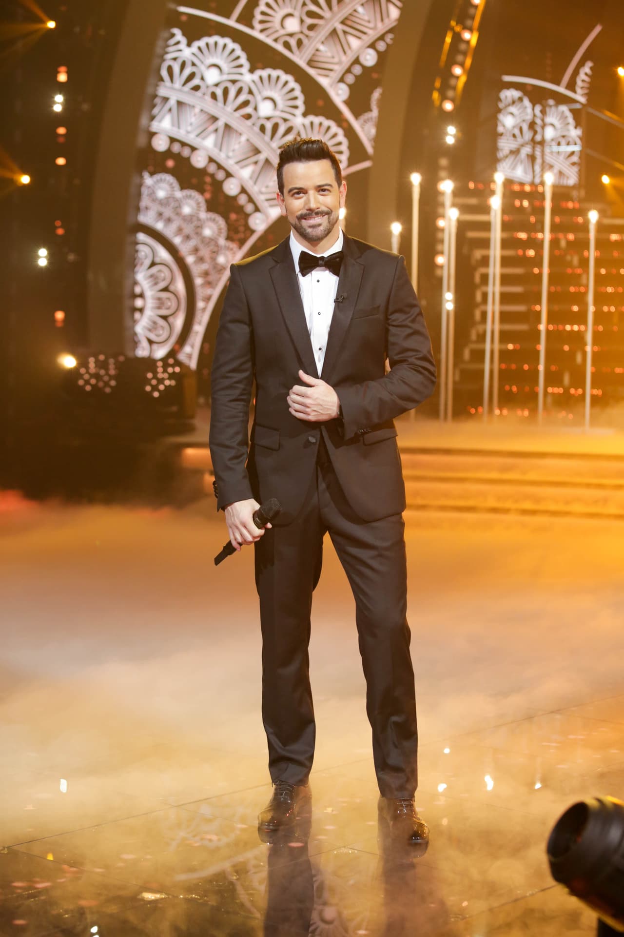 Mane de la Parra se unió a Isaac Hernández y también lució un elegante y sobrio smoking negro, pero en su caso las solapas eran más discretas, del mismo tono del conjunto.
<br>