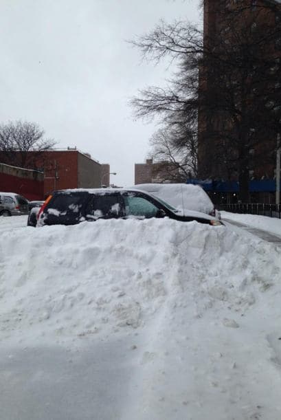 En esta imagen enviada por Ramón de Jesús Bueno sólo se ve la mitad de una camioneta, pues lo demás está cubierto.